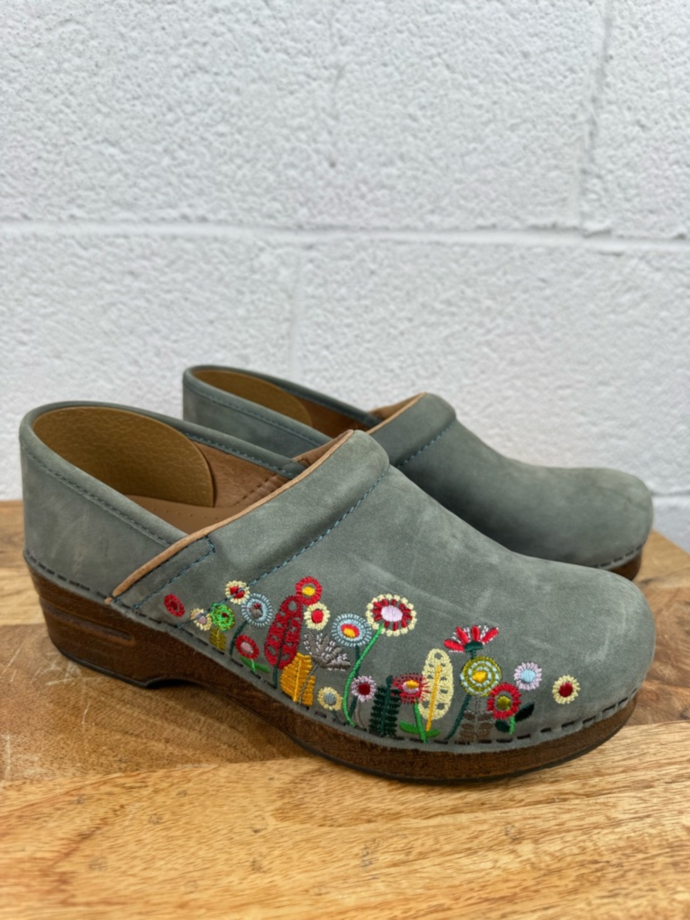 Dansko Embroidered Floral Clogs Size 39 Faux Suede